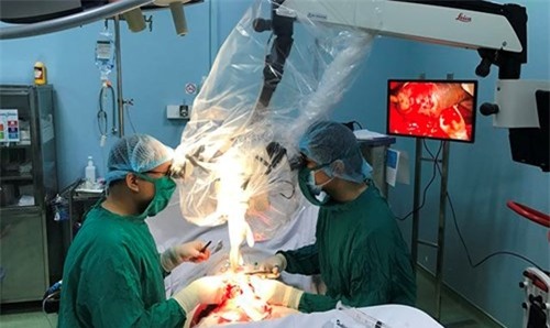 Tông vào dải phân cách, thanh niên đứt lìa… dương vật ảnh 1