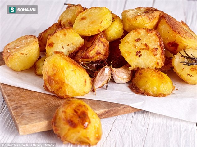 Các chuyên gia tiếp tục cảnh báo nguy cơ mắc ung thư cao do cách nấu khoai tây và bánh mì - Ảnh 1.