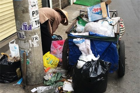 Người bà nghèo nhặt ve chai sắm Tết cho cháu mồ côi - Ảnh 1.