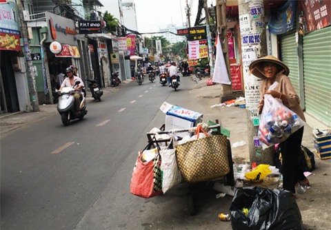 Người bà nghèo nhặt ve chai sắm Tết cho cháu mồ côi - Ảnh 2.