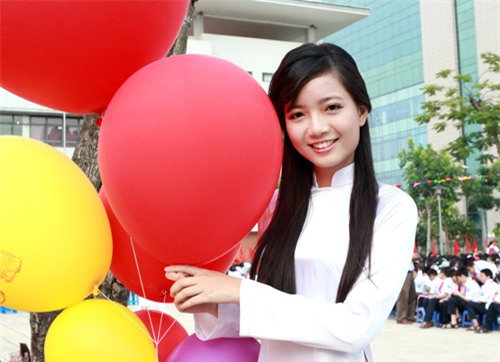 Phan Hồng Anh hiện đang là cô giáo trẻ tại trường THPT chuyên Hà Nội - Amsterdam.