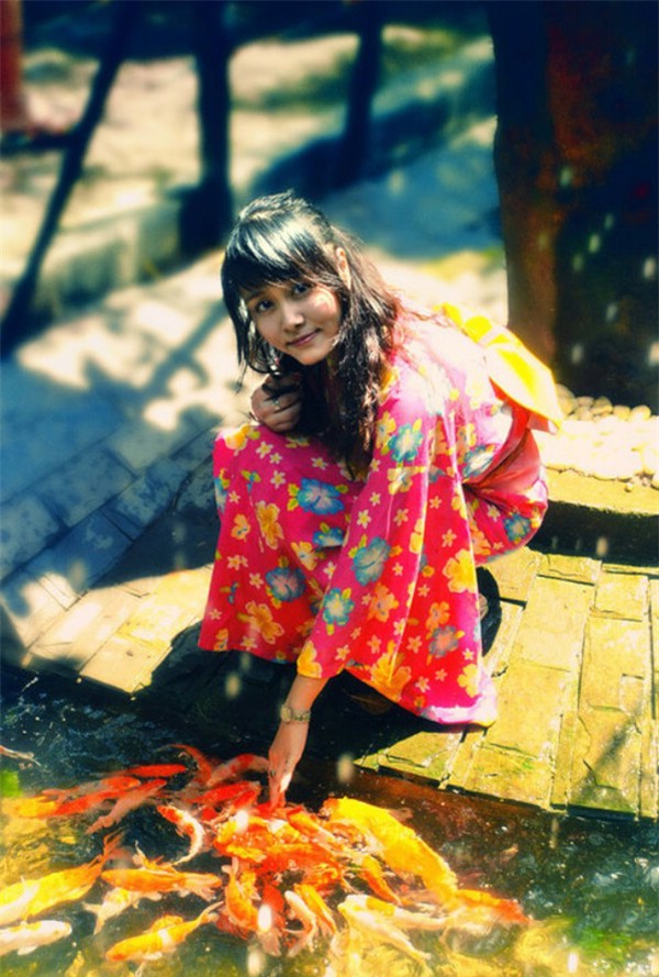 Sau khi học xong thạc sĩ tại Pháp, Minh Huyền trở về Việt Nam làm việc.