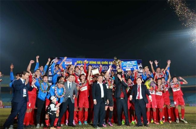 Cau thu Than Quang Ninh nhan thuong tien ty hinh anh