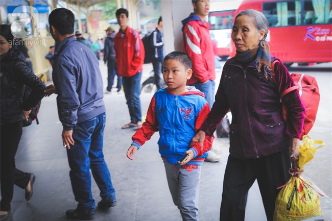 Những khoảnh khắc ngọt ngào ấm áp trong ngày cuối cùng của năm trước lúc giao thừa - Ảnh 2.