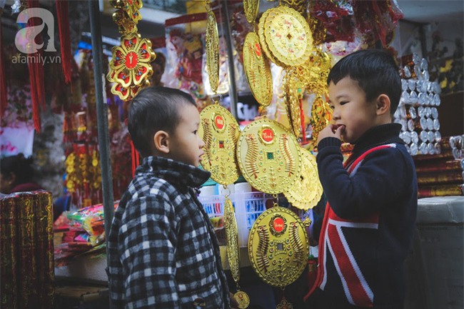 Những khoảnh khắc ngọt ngào ấm áp trong ngày cuối cùng của năm trước lúc giao thừa - Ảnh 8.