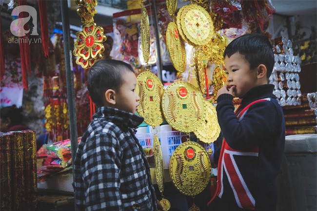 Những khoảnh khắc ngọt ngào ấm áp trong ngày cuối cùng của năm trước lúc giao thừa - Ảnh 8.