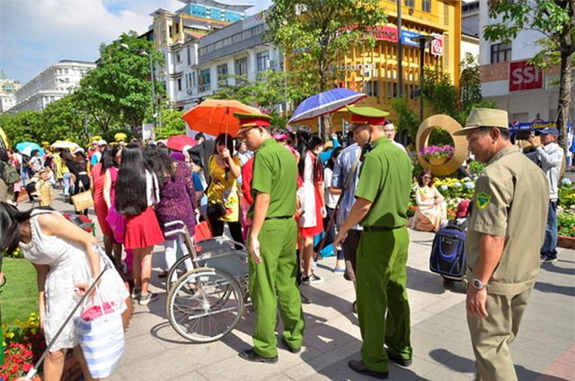 Lực lượng chức năng làm nhiệm vụ tại đường hoa Nguyễn Huệ. Ảnh: N.T.