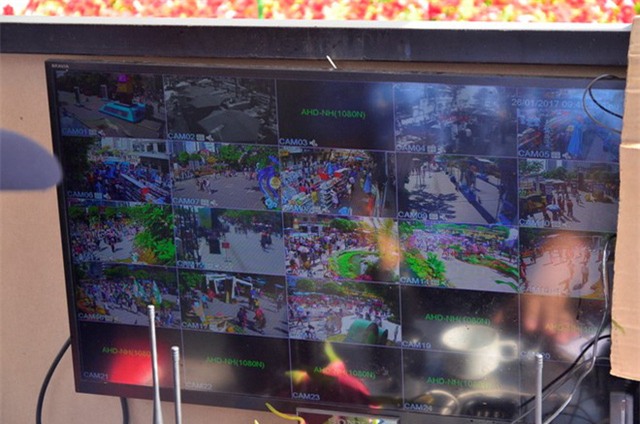 Màn hình camera để quan sát đường hoa Nguyễn Huệ. Ảnh: N.T.