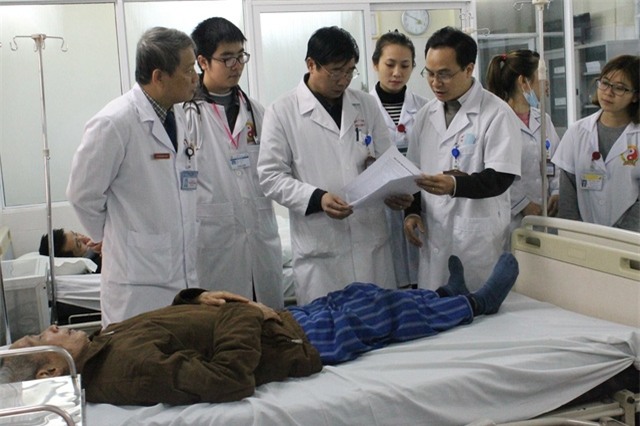 Các bác sĩ BV E tiến hành rà soát các trường hợp bệnh nhân, trường hợp nào ổn định được xuất viện về ăn Tết. Ảnh: T.Xuân