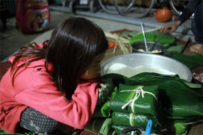 ngay cuoi nam tai nha nguoi phu nu mot minh nuoi 14 dua con o hn - 12