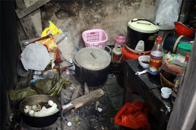 ngay cuoi nam tai nha nguoi phu nu mot minh nuoi 14 dua con o hn - 2