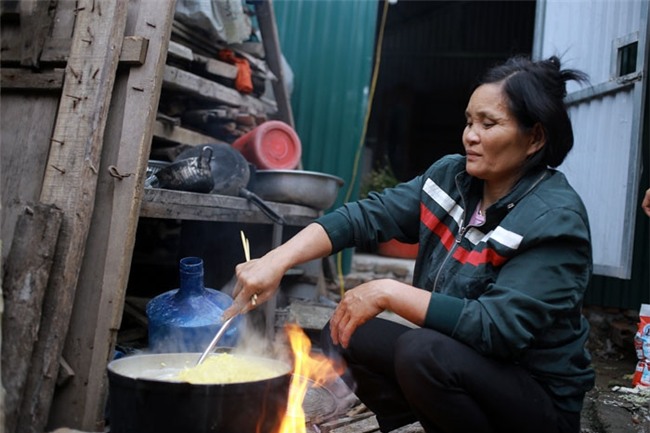 ngay cuoi nam tai nha nguoi phu nu mot minh nuoi 14 dua con o hn - 3
