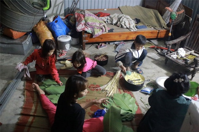 ngay cuoi nam tai nha nguoi phu nu mot minh nuoi 14 dua con o hn - 9