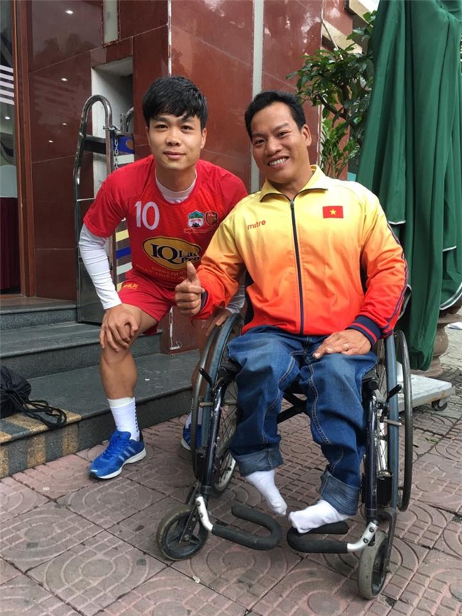 Công Phượng ăn tết: Vừa chất, vừa... bẻ ngô