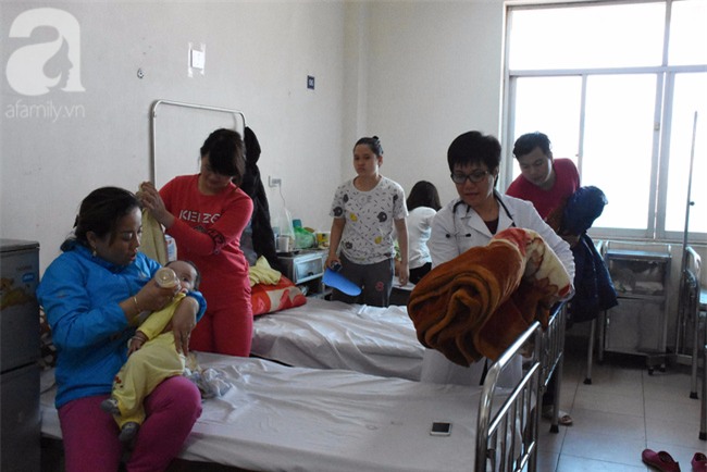 Tạm gác chuyện gia đình, những người phụ nữ này vẫn âm thầm làm việc trước thời khắc giao thừa - Ảnh 1.