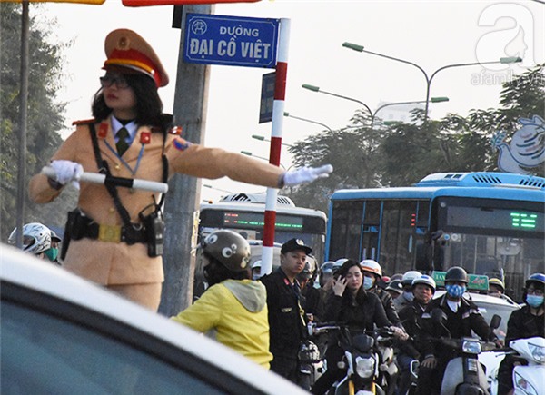 Tạm gác chuyện gia đình, những người phụ nữ này vẫn âm thầm làm việc trước thời khắc giao thừa - Ảnh 10.