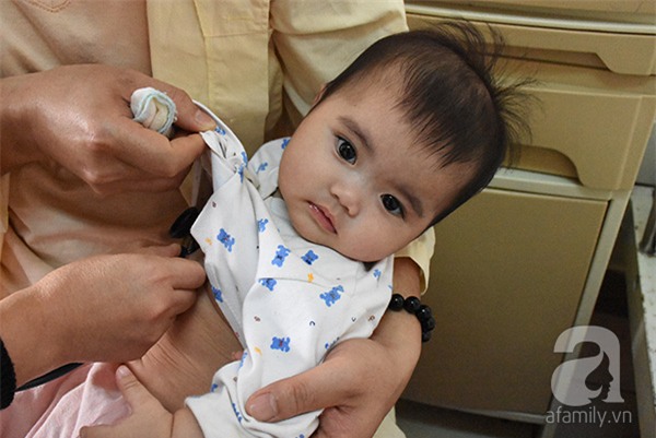 Tạm gác chuyện gia đình, những người phụ nữ này vẫn âm thầm làm việc trước thời khắc giao thừa - Ảnh 3.