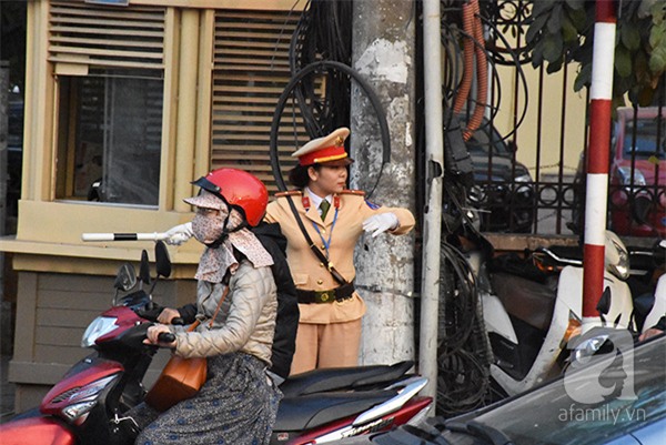 Tạm gác chuyện gia đình, những người phụ nữ này vẫn âm thầm làm việc trước thời khắc giao thừa - Ảnh 8.