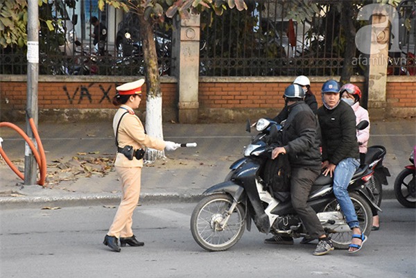 Tạm gác chuyện gia đình, những người phụ nữ này vẫn âm thầm làm việc trước thời khắc giao thừa - Ảnh 9.