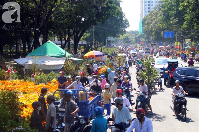 Chợ hoa Sài Gòn ngày 30 Tết: Người “bán tháo bán chạy”, kẻ cay đắng đập chậu - Ảnh 1.