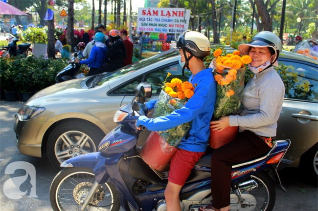 Chợ hoa Sài Gòn ngày 30 Tết: Người “bán tháo bán chạy”, kẻ cay đắng đập chậu - Ảnh 10.