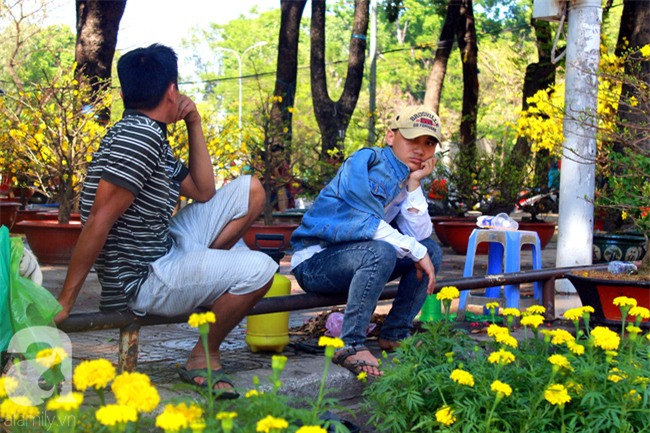 Chợ hoa Sài Gòn ngày 30 Tết: Người “bán tháo bán chạy”, kẻ cay đắng đập chậu - Ảnh 11.
