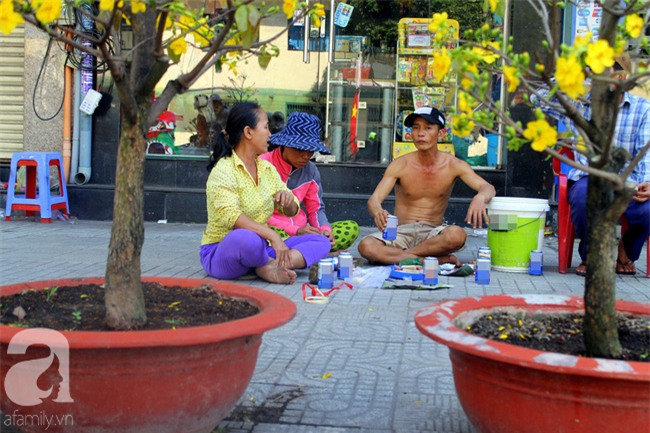 Chợ hoa Sài Gòn ngày 30 Tết: Người “bán tháo bán chạy”, kẻ cay đắng đập chậu - Ảnh 12.