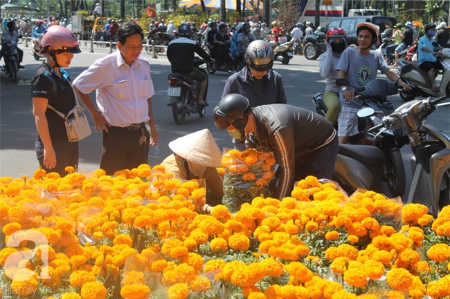 Chợ hoa Sài Gòn ngày 30 Tết: Người “bán tháo bán chạy”, kẻ cay đắng đập chậu - Ảnh 14.