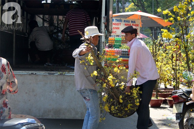 Chợ hoa Sài Gòn ngày 30 Tết: Người “bán tháo bán chạy”, kẻ cay đắng đập chậu - Ảnh 4.