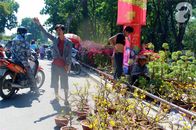 Chợ hoa Sài Gòn ngày 30 Tết: Người “bán tháo bán chạy”, kẻ cay đắng đập chậu - Ảnh 5.