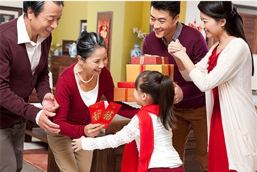 Ứng xử với tiền mừng tuổi - những việc bố mẹ nhất định phải dạy con - Ảnh 1.