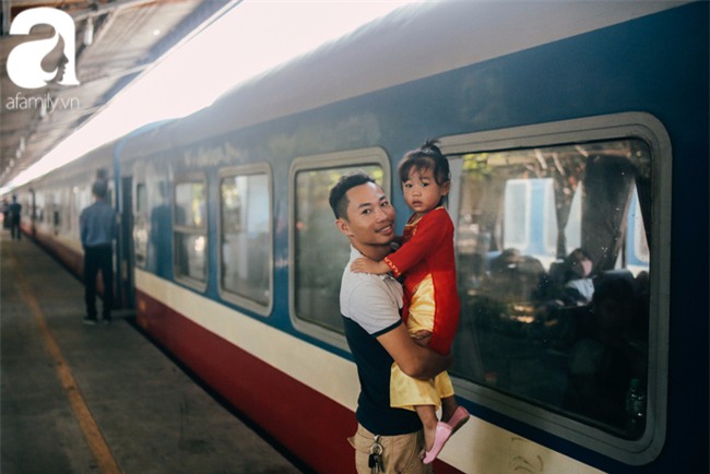 Trẻ em đón Tết khắp phố phường, công viên, và cả ga tàu... - Ảnh 15.