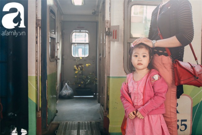 Trẻ em đón Tết khắp phố phường, công viên, và cả ga tàu... - Ảnh 3.