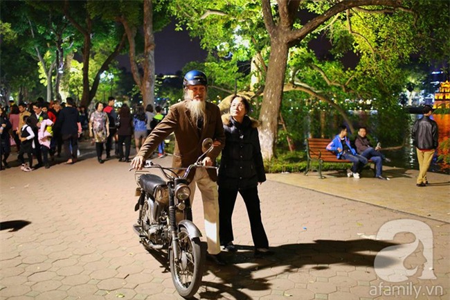 Không có pháo hoa, người dân vẫn ùn ùn đổ ra đường đón khoảnh khắc giao thừa - Ảnh 10.