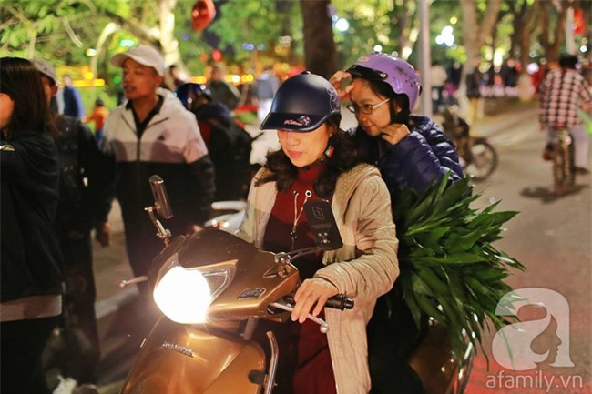 Không có pháo hoa, người dân vẫn ùn ùn đổ ra đường đón khoảnh khắc giao thừa - Ảnh 11.