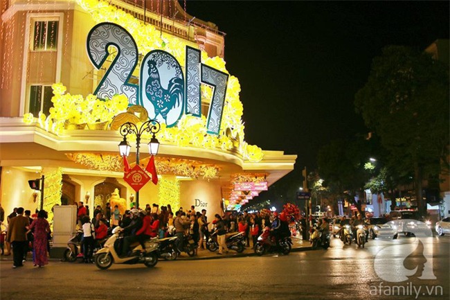 Không có pháo hoa, người dân vẫn ùn ùn đổ ra đường đón khoảnh khắc giao thừa - Ảnh 12.