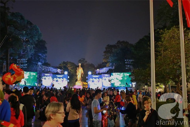 Không có pháo hoa, người dân vẫn ùn ùn đổ ra đường đón khoảnh khắc giao thừa - Ảnh 13.