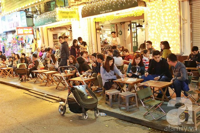 Không có pháo hoa, người dân vẫn ùn ùn đổ ra đường đón khoảnh khắc giao thừa - Ảnh 14.