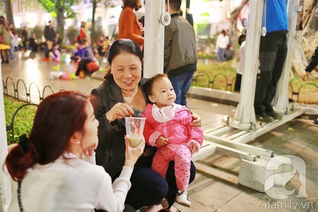 Không có pháo hoa, người dân vẫn ùn ùn đổ ra đường đón khoảnh khắc giao thừa - Ảnh 15.