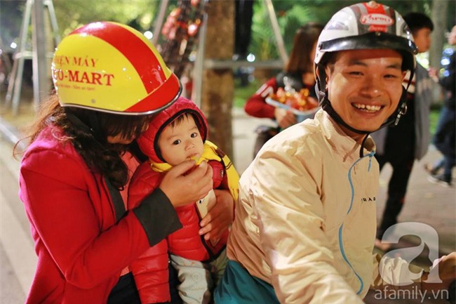 Không có pháo hoa, người dân vẫn ùn ùn đổ ra đường đón khoảnh khắc giao thừa - Ảnh 16.