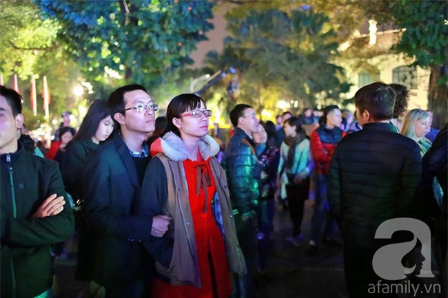 Không có pháo hoa, người dân vẫn ùn ùn đổ ra đường đón khoảnh khắc giao thừa - Ảnh 17.