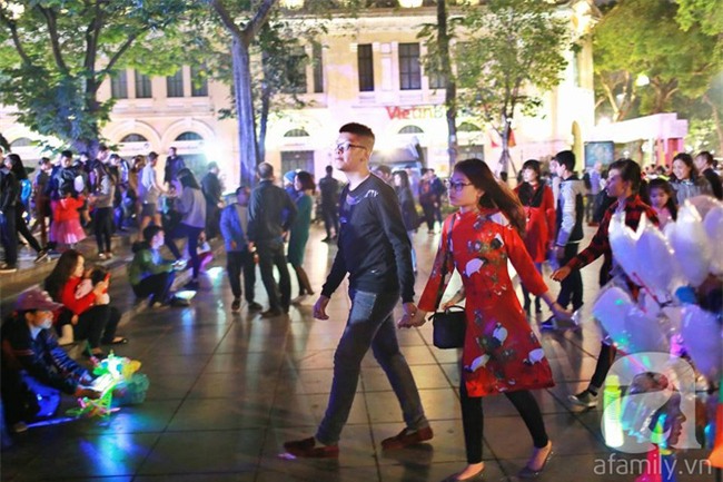 Không có pháo hoa, người dân vẫn ùn ùn đổ ra đường đón khoảnh khắc giao thừa - Ảnh 19.