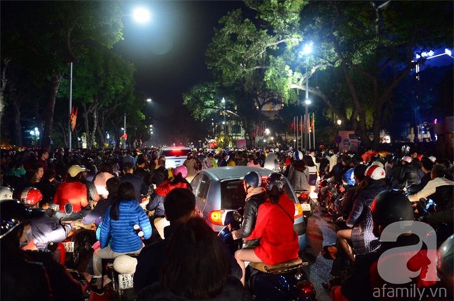 Không có pháo hoa, người dân vẫn ùn ùn đổ ra đường đón khoảnh khắc giao thừa - Ảnh 22.