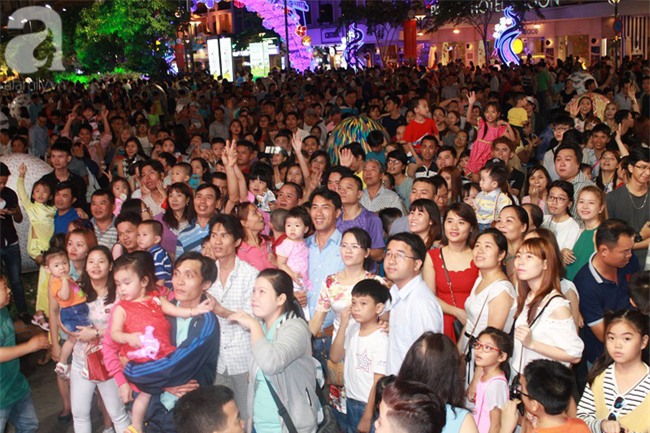 Không có pháo hoa, người dân vẫn ùn ùn đổ ra đường đón khoảnh khắc giao thừa - Ảnh 23.