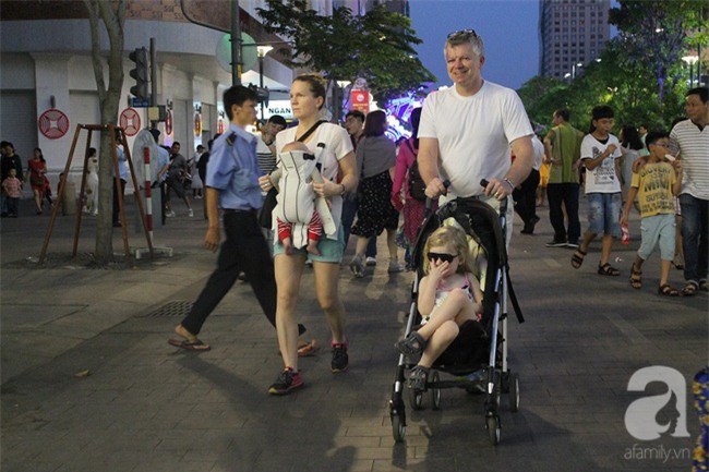 Không có pháo hoa, người dân vẫn ùn ùn đổ ra đường đón khoảnh khắc giao thừa - Ảnh 26.