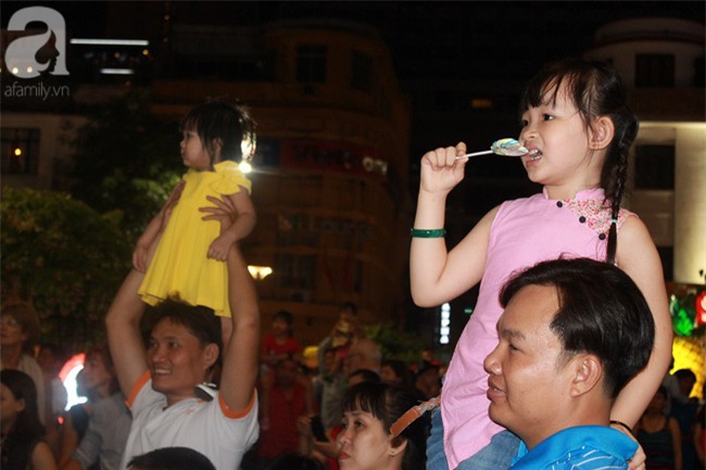 Không có pháo hoa, người dân vẫn ùn ùn đổ ra đường đón khoảnh khắc giao thừa - Ảnh 28.
