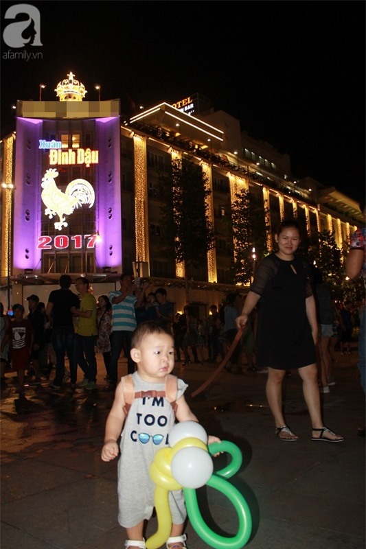 Không có pháo hoa, người dân vẫn ùn ùn đổ ra đường đón khoảnh khắc giao thừa - Ảnh 31.