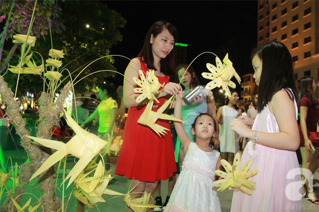 Không có pháo hoa, người dân vẫn ùn ùn đổ ra đường đón khoảnh khắc giao thừa - Ảnh 34.