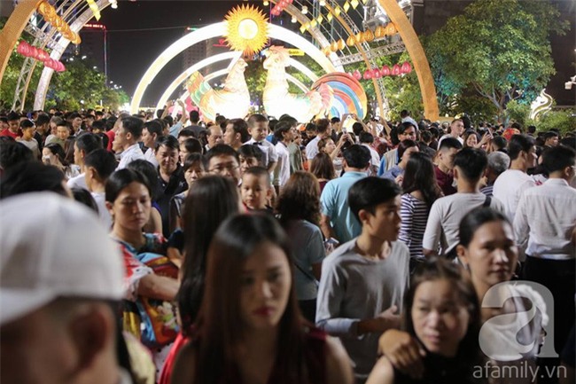 Không có pháo hoa, người dân vẫn ùn ùn đổ ra đường đón khoảnh khắc giao thừa - Ảnh 35.