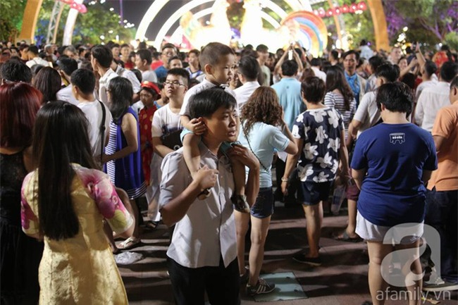 Không có pháo hoa, người dân vẫn ùn ùn đổ ra đường đón khoảnh khắc giao thừa - Ảnh 36.